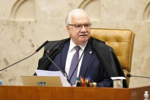 Fachin diz que ministros são seres humanos e “podem errar” ao abrir julgamento sobre Moraes no STF
