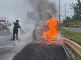 Carro pega fogo às margens da BR-101 em Parnamirim