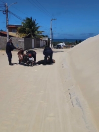 Areia toma conta do acesso à praia de Pitangui e causa queda de motociclista em Extremoz