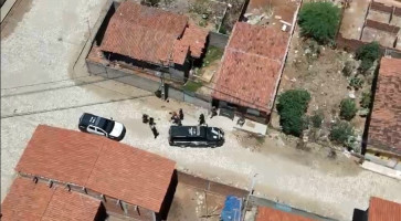 Mulher é presa e adolescente é apreendida com revólver e munições em Pau dos Ferros