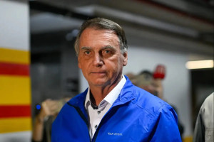 Bolsonaro pede liberação de visitas de Flávio na prisão domiciliar