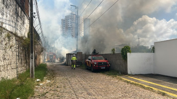 Fogo atinge terreno e assusta moradores na Ribeira, em Natal