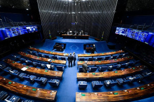 Senado começa a discutir PEC que prevê fim da escala 6x1