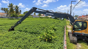 Lagoa de captação da Redinha passa por limpeza para reduzir risco de alagamentos em Natal