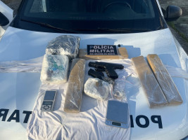 Mochila com drogas, pistola e munições é apreendida pela PM em Parnamirim