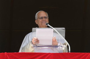 Papa Leão XIV dá entrada em hospital de Roma para remover nódulo no pulmão