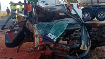 Mulher fica presa às ferragens após colisão entre dois veículos na BR-406, no RN