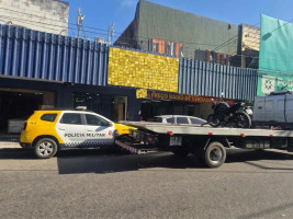 Motociclista sem CNH cai diante de viatura e é preso em Natal