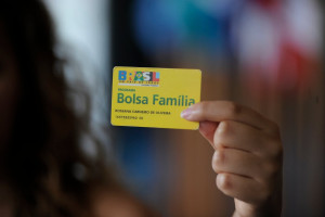 A seis dias do 2º turno, governo antecipa pagamento do Bolsa Família
