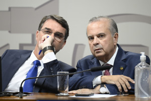 “Não saiu”, diz Rogério Marinho sobre suposta saída de Flávio do país